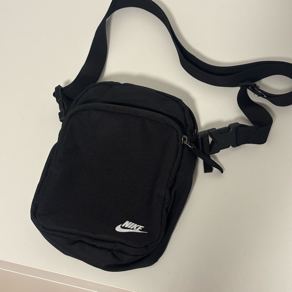 Nike Black Shoulder Bag - Picture 1 of 3